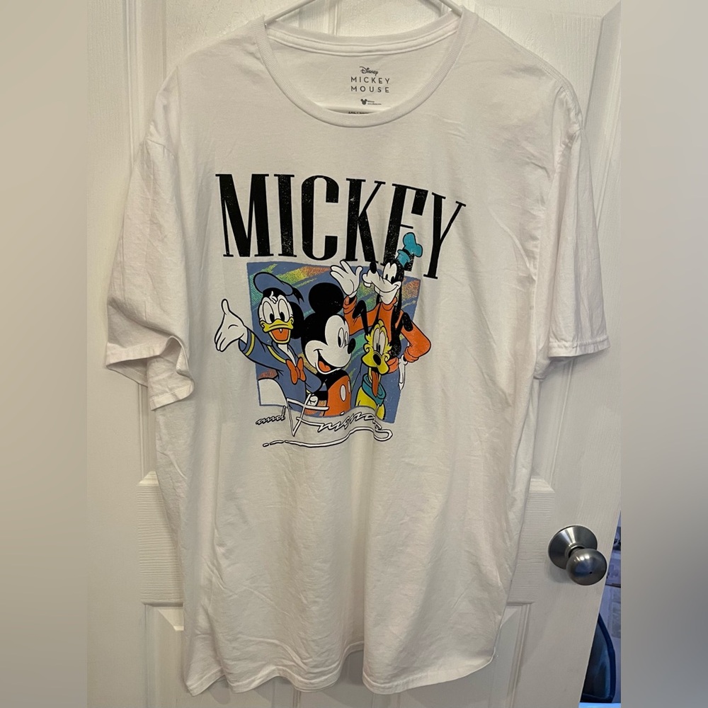 Disney Mickey & Friends Men’s Tee Size Medium NWOT